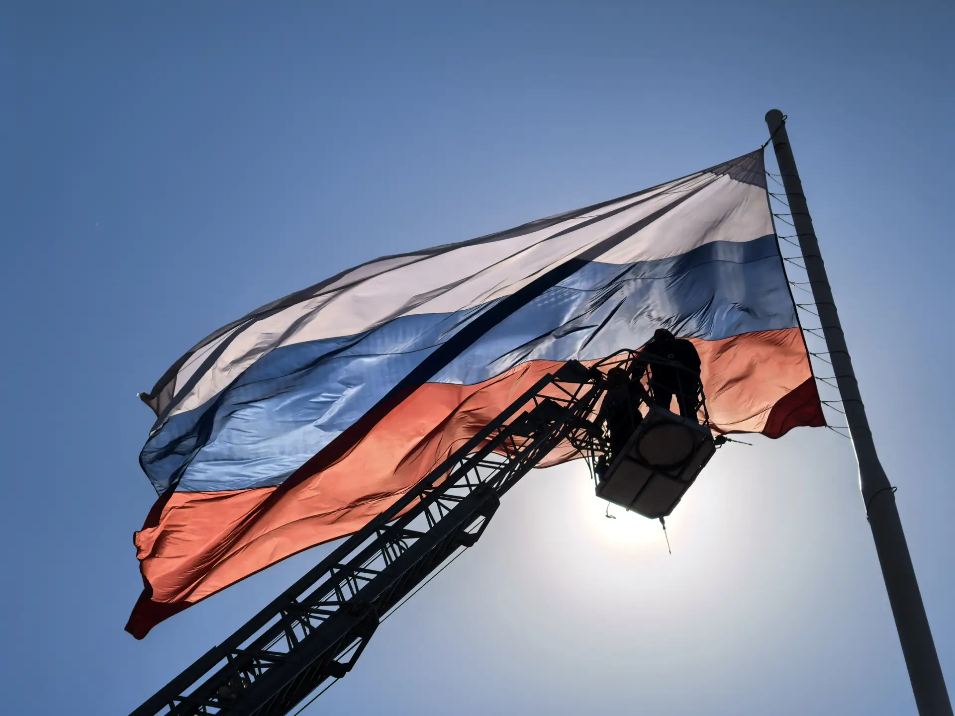 Тульские спасатели помогли обновить флаг России на центральной площади города🇷🇺  На центральной площ