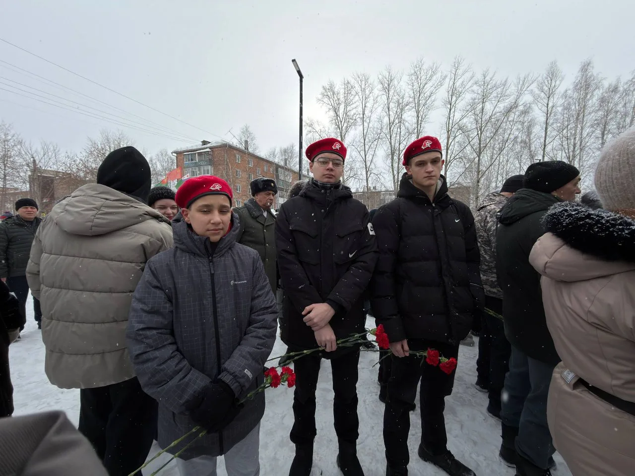 Им, мужеством вечным своим поражающим, Прошедшим огонь и сквозь дым, Стоит в тишине у гранитного кам