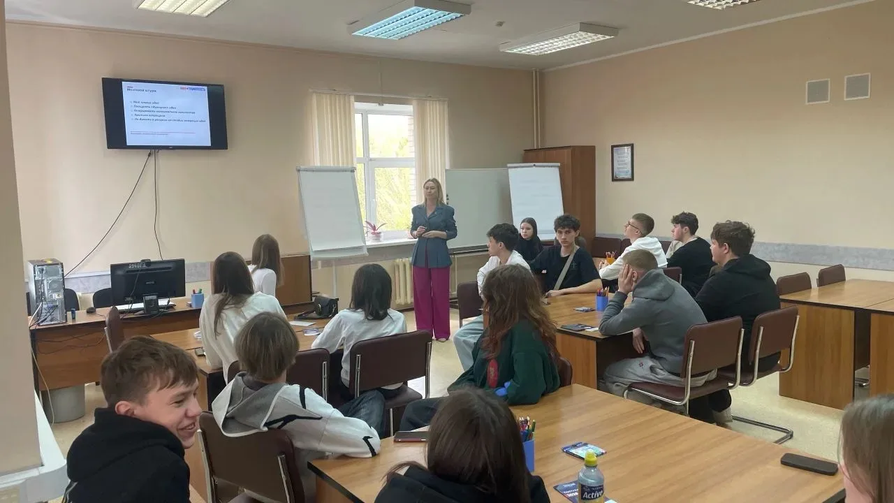 🎓 25 апреля наши 10 А и 10 В классы — в гостях у РАНХиГС! Ученики с интересом приняли участие в Дне 