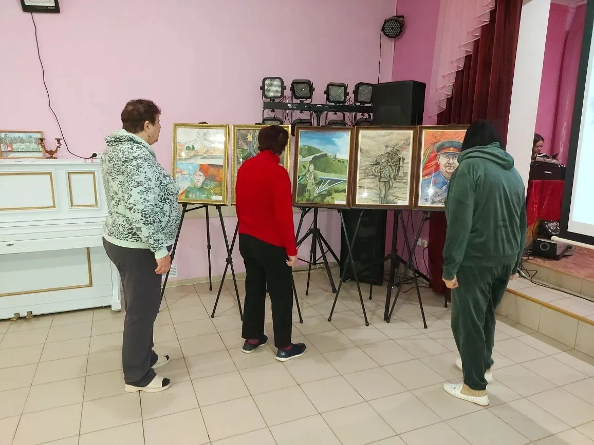 В преддверии 9 мая прошла выставка работ учащихся детской школы искусств " России верны...