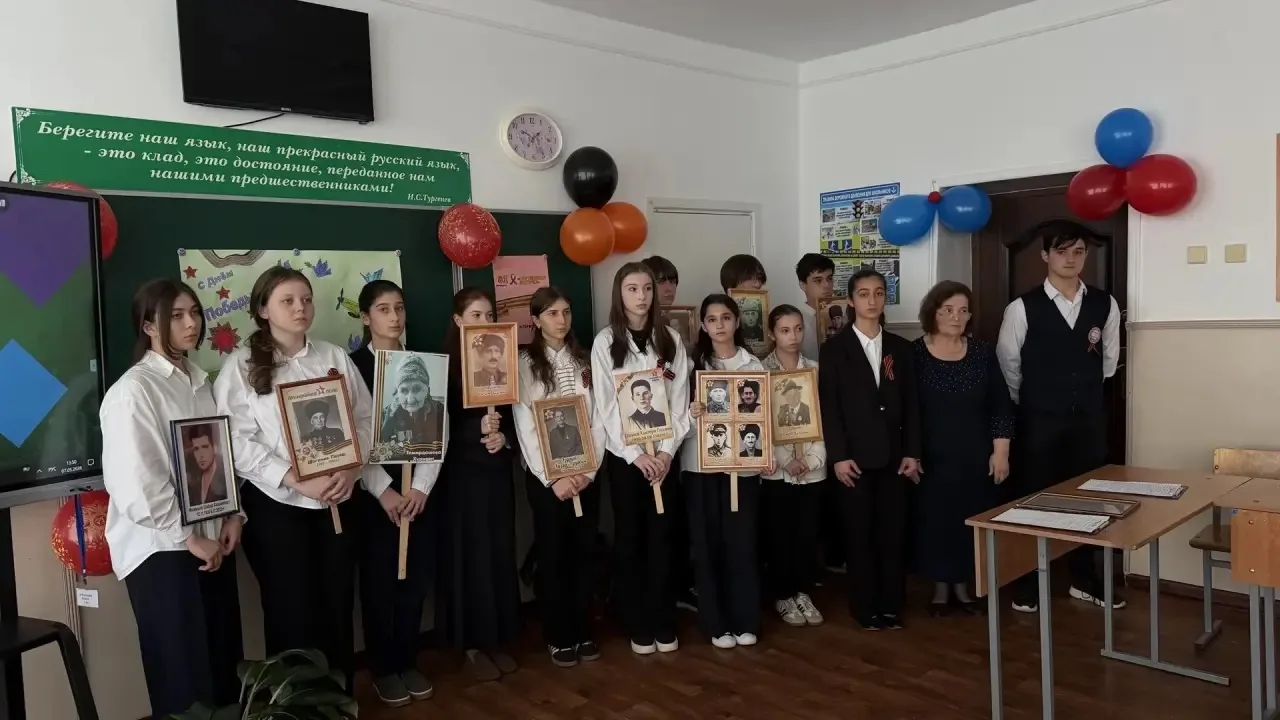 В 9 «В» классе прошел трогательный урок памяти, посвященный героям Отечества( классный ...