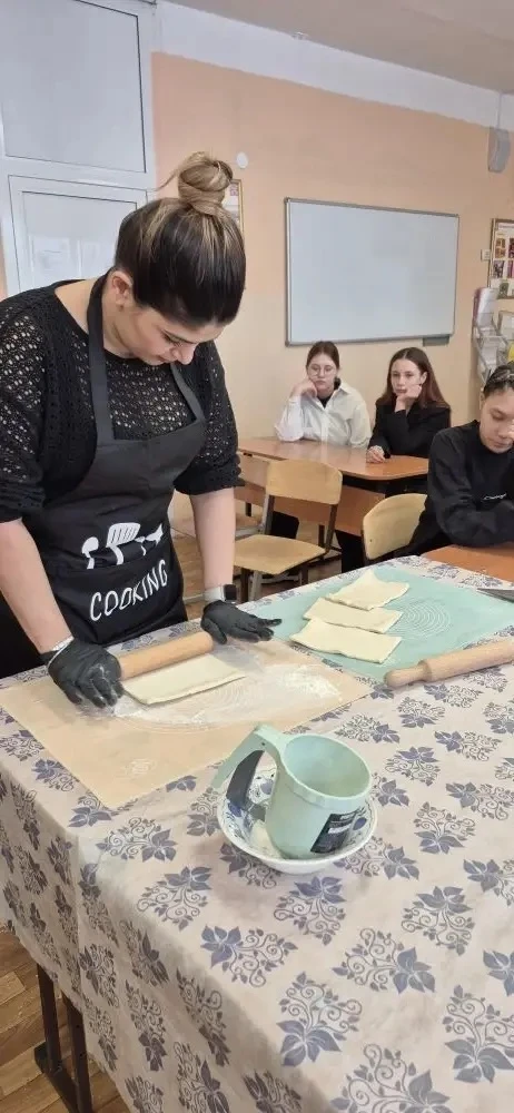 В преддверии 8 марта в параллели 7-х классов прошёл увлекательный кулинарный мастер-класс «Слоёные т
