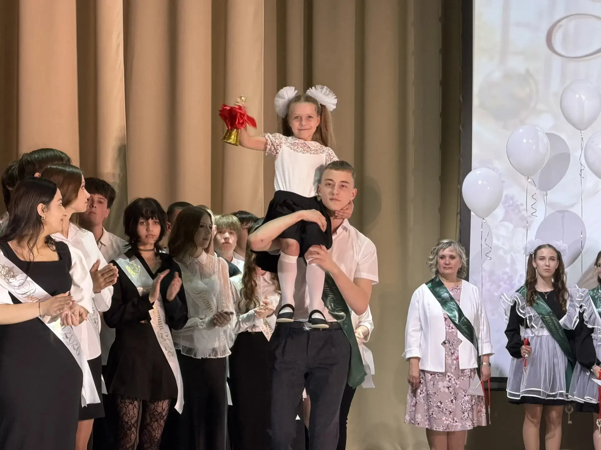 🎓✨ Последний звонок прозвенел для выпускников Жигулёвска!   Сегодня, 26 мая, школьные дворы и холлы 