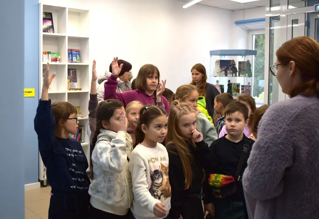 Юные чебаркульцы продолжают знакомиться с обновлённой библиотекой.
