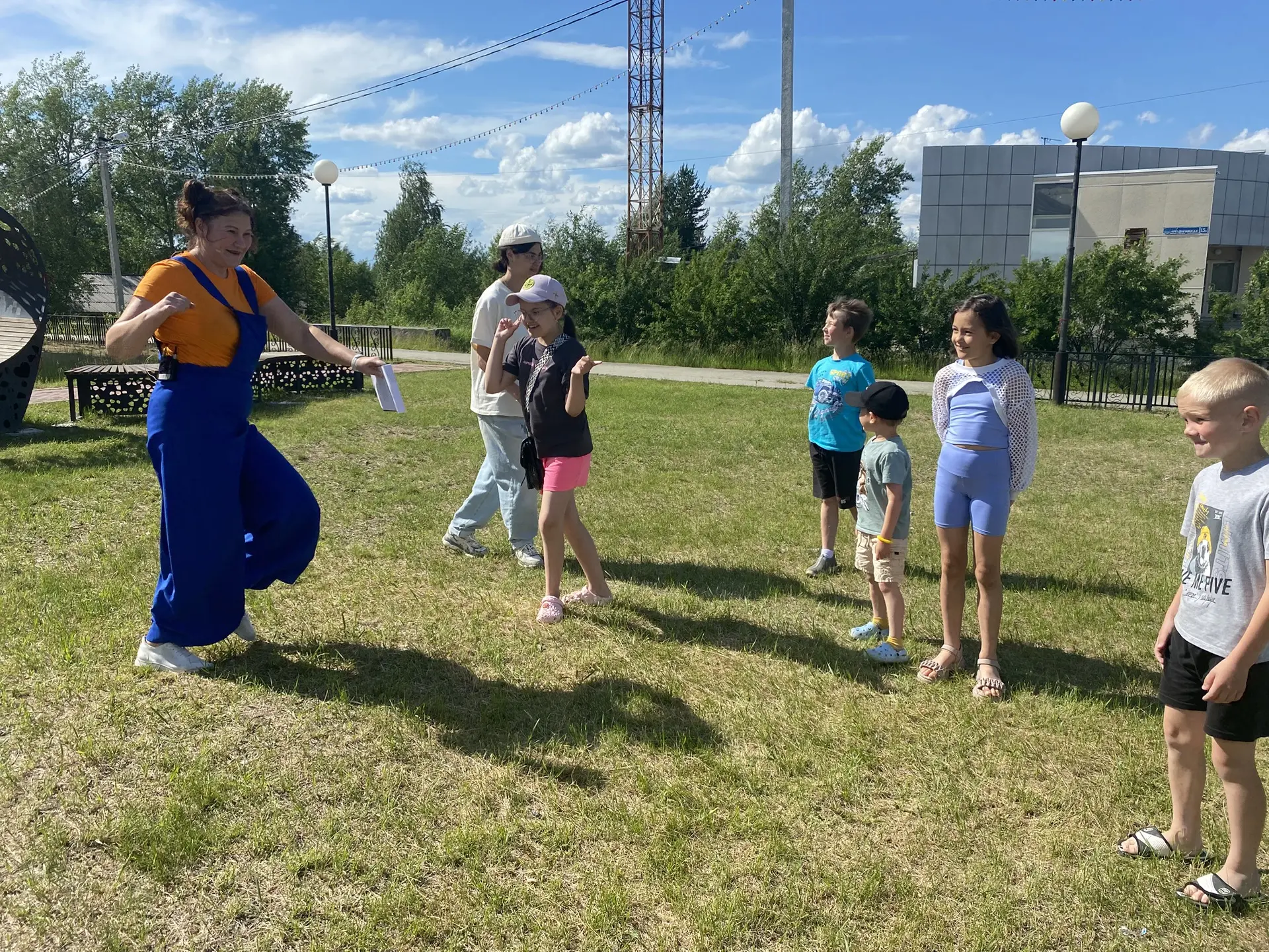 🌈«Егоза и лето»: сегодня на площади КСК «Содружество» было громко и весело! 🌈

💥Пятничный день мы