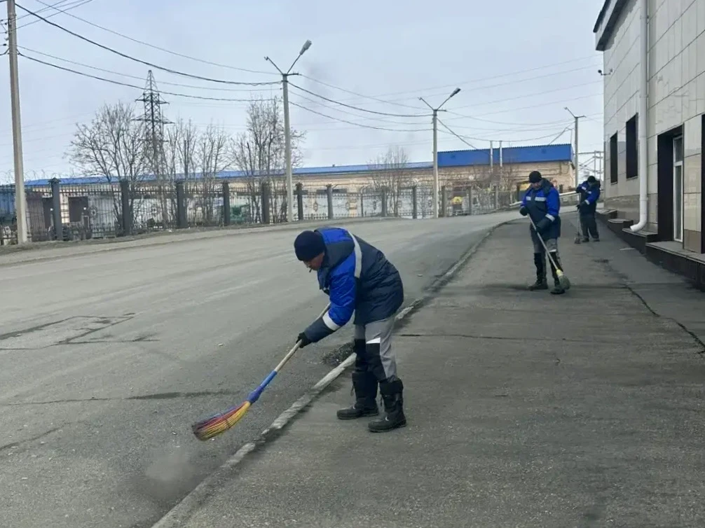 Сегодня вновь состоялся Всекузбасский субботник.  На большую уборку вышли сотрудники самых разных го