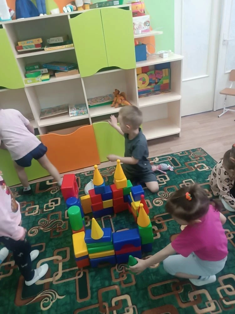 Сегодня дети просто молодцы! Построили замечательный замок и играли так дружно, все вме...