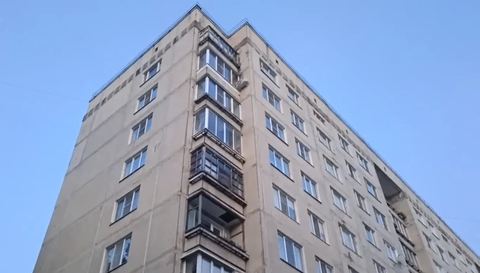 в Удомле обломки БПЛА повредили крышу девятиэтажки В результате отражения атаки беспилотного летател