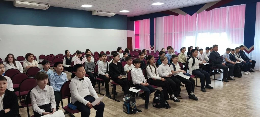 🏫В минувшую пятницу в нашей школе царила особая атмосфера — воздух был буквально пропитан азартом, и