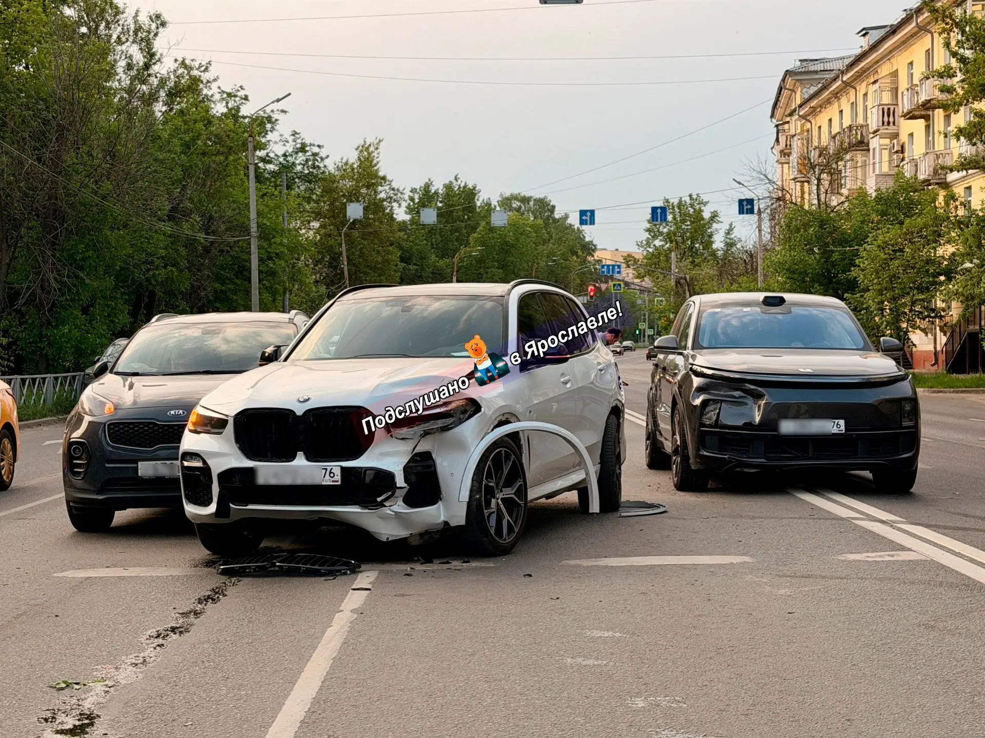 Дорогое пятничное ДТП на пр. Толбухина напротив д. 28/29 Участники: 1) Серый LiXiang 2) Белый BMW 3)