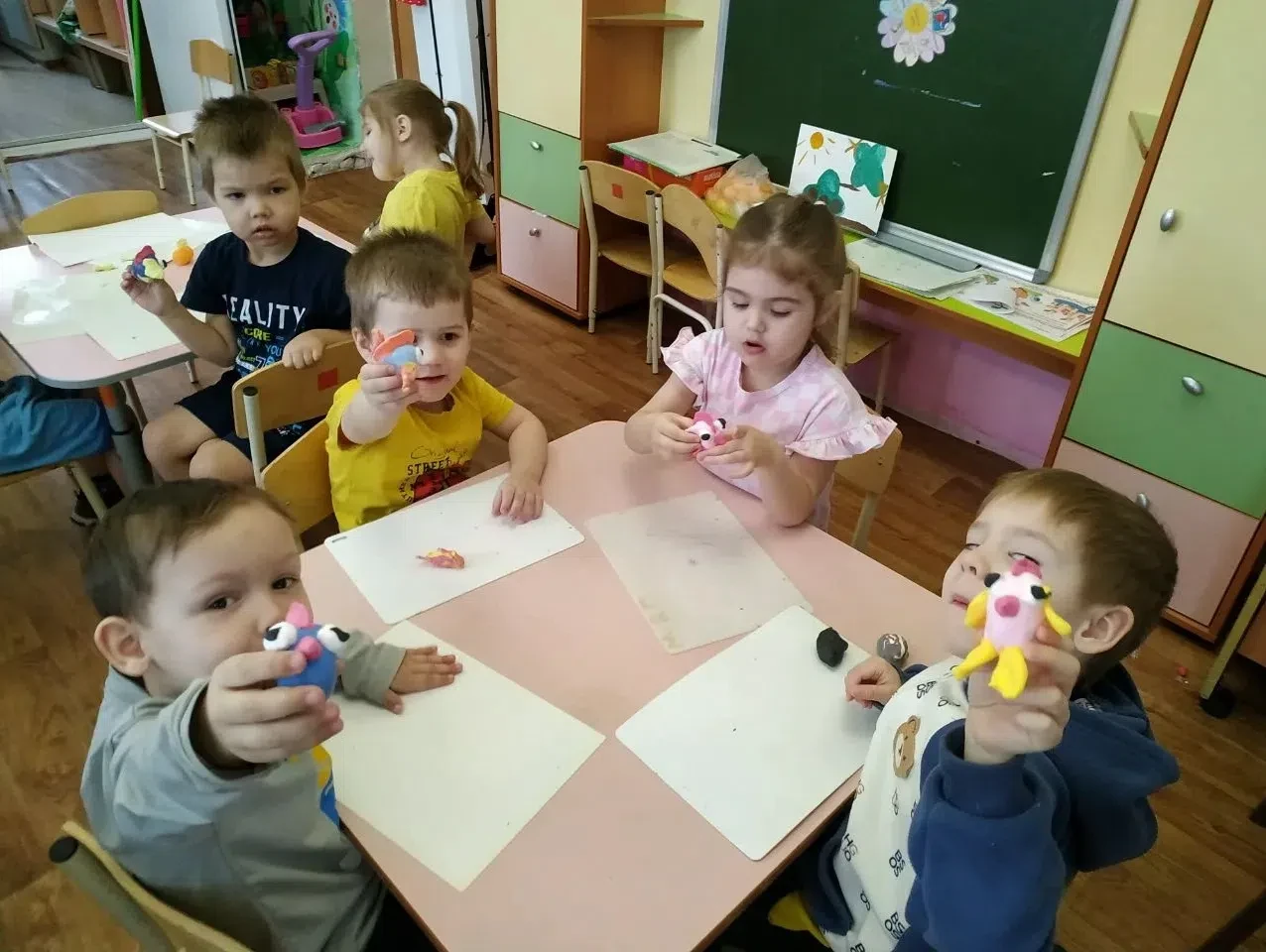 Загадка: 
 
Был белый дом, 
 
Чудесный дом. 
 
И что-то застучало в нем. 
 
И он разбился, и оттуда 