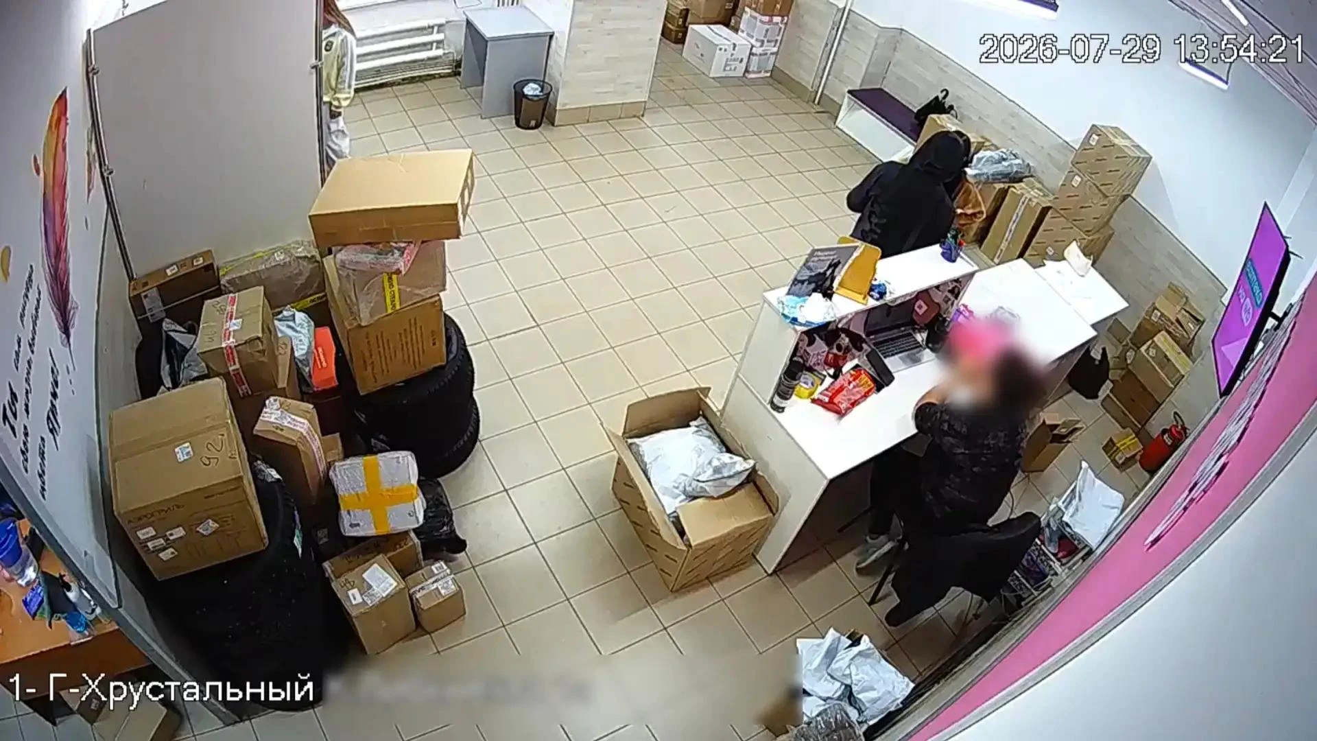 В Гусь-Хрустальном 19-летняя девушка и 16-летний подросток украли телефон из пункта выдачи