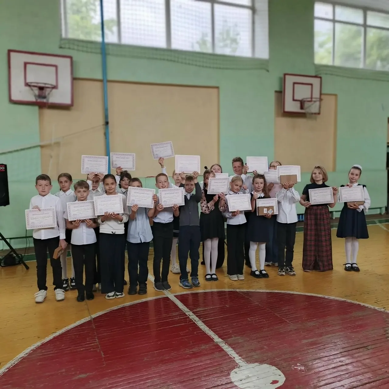 🔔Школьная итоговая линейка: чествуем лучших! 🔔
Вот и пролетел еще один учебный год, наполненный зн