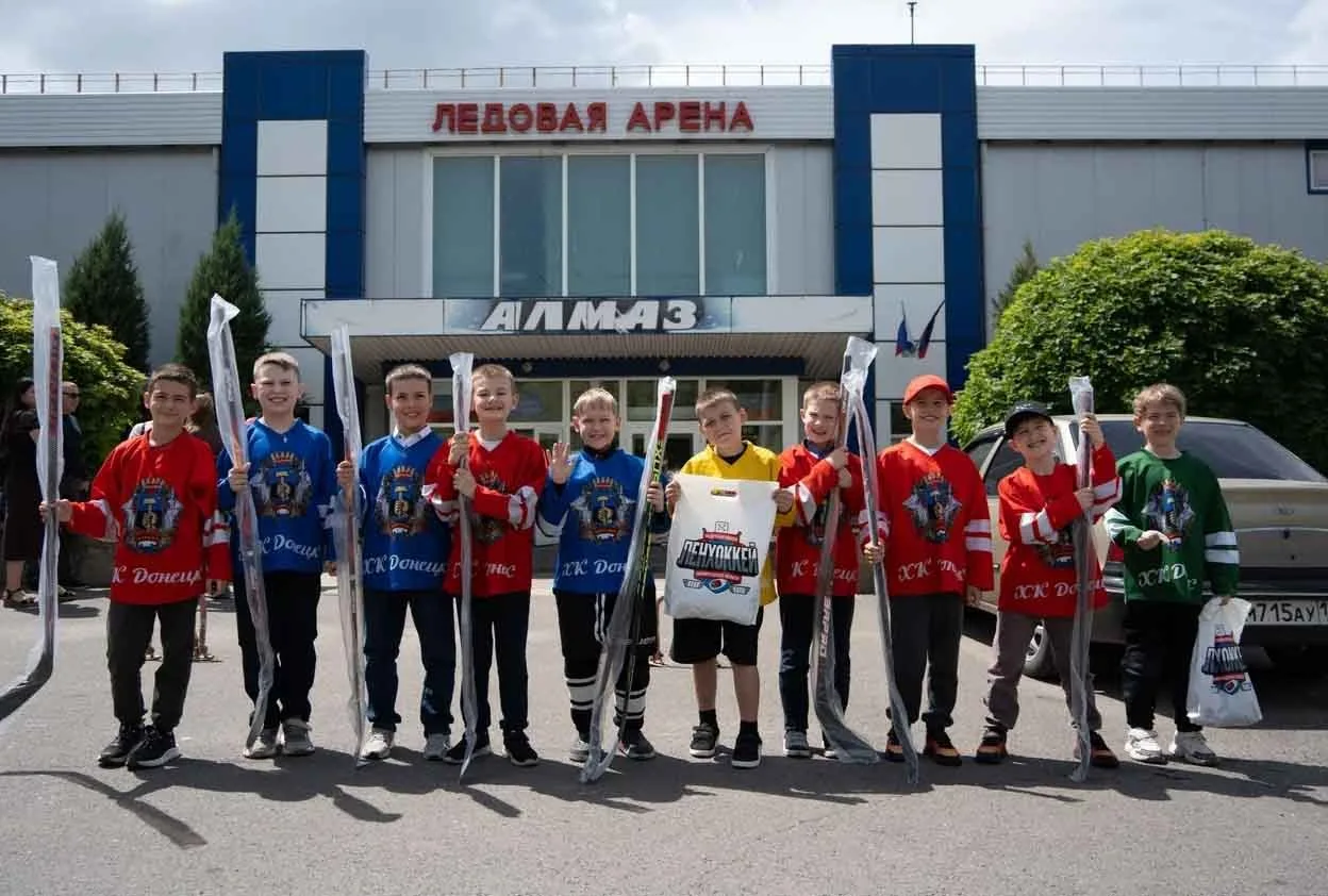 🏒 Спортивная школа №7 в Донецке приглашает детей для занятий хоккеем на бесплатной основе
