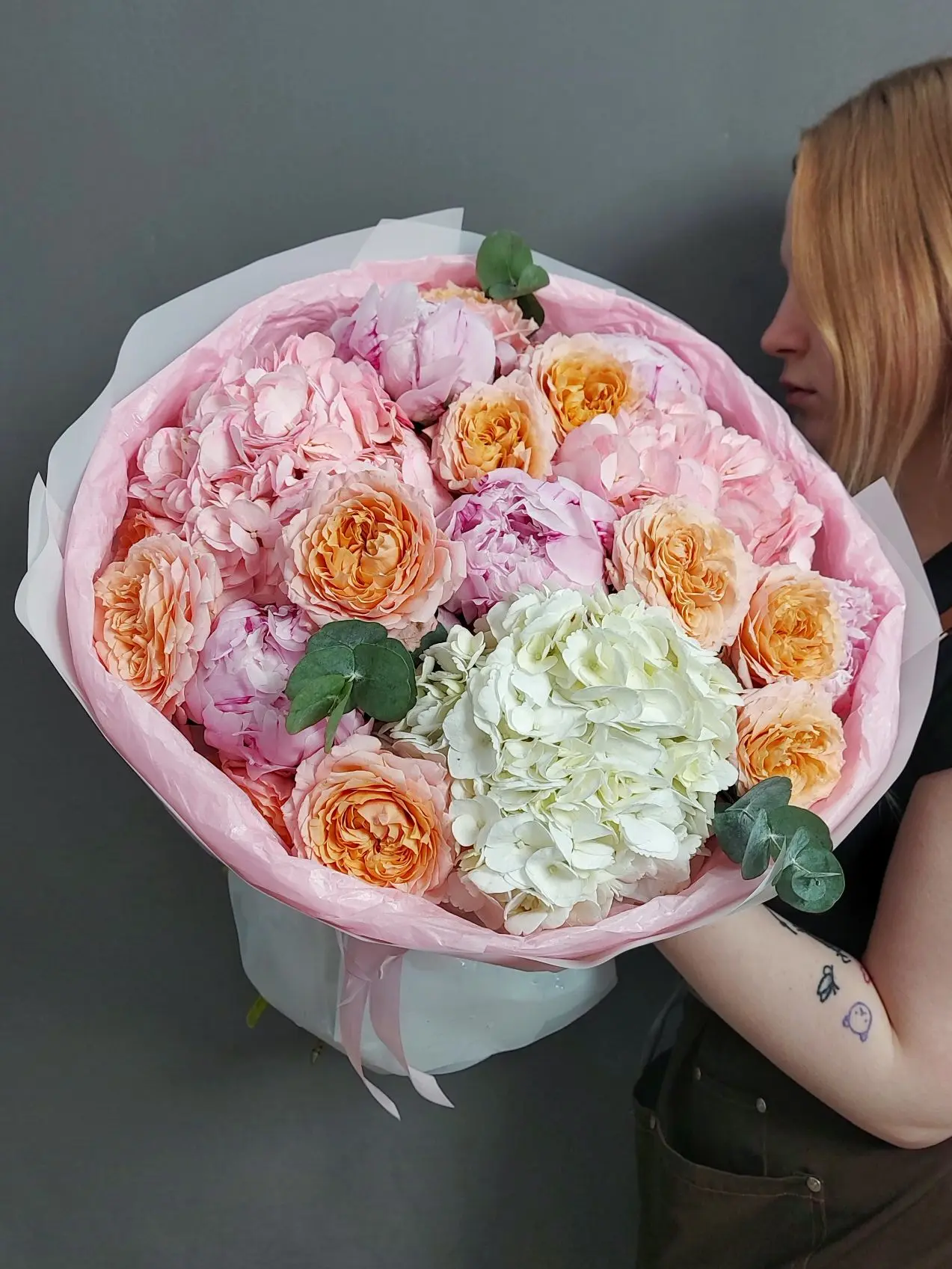 🌸Авторский букет в нежной гамме с гортензией, пионами и кустовыми пионовидными розами

🌿Стоимость 
