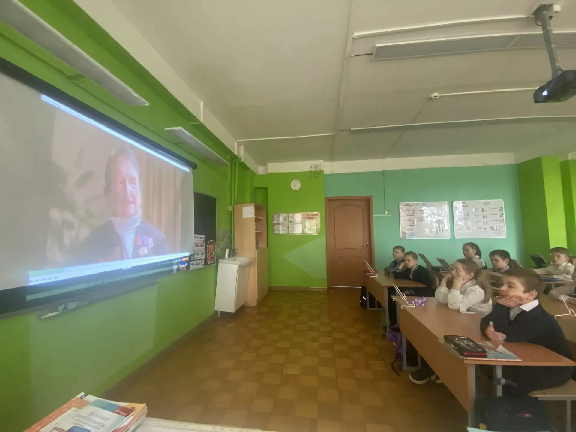 🔔 Утро , 4 мая 2026 года , в нашей школе традиционно началось с торжественной линейки, церемонии под