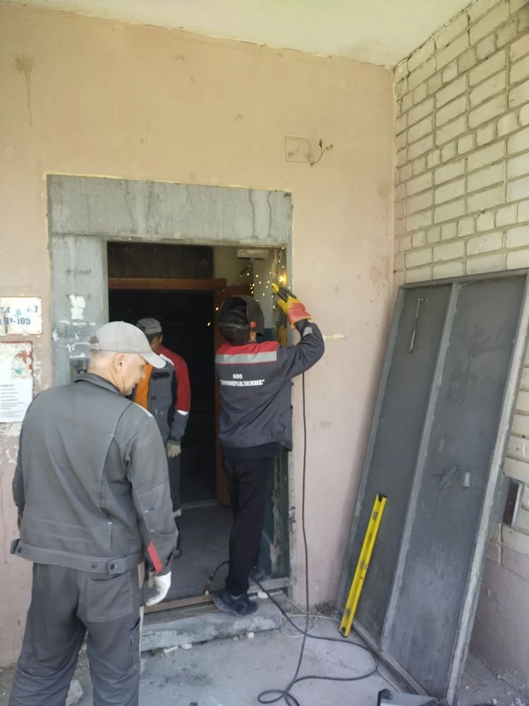 ⚒️ Работниками ООО "Домоправление" 09.06.2026г.  выполнены работы по ремонту входной двери - ул.Улья