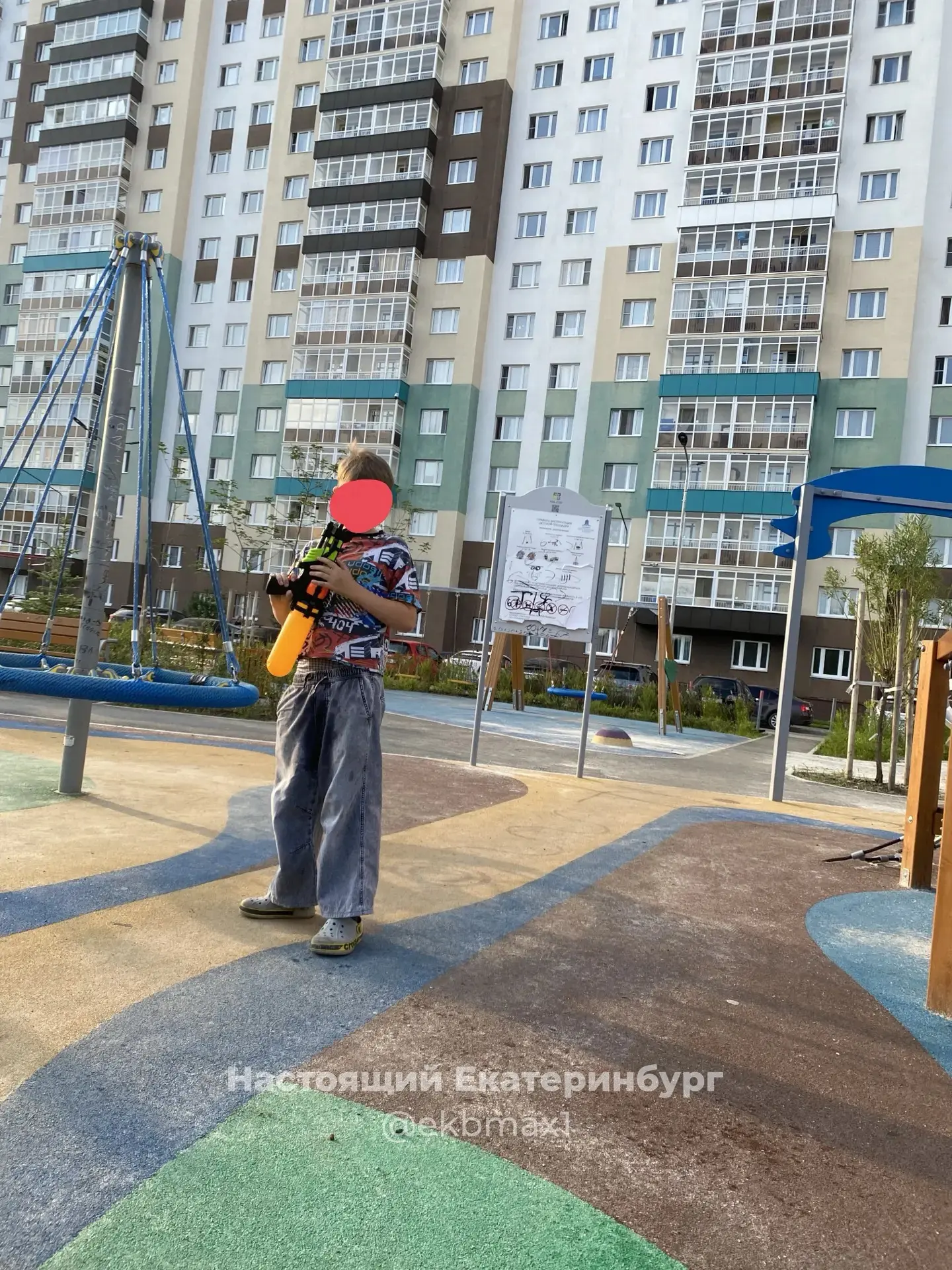 Жалуется подписчик:

- Этот мальчик брызгает в людей водой из водного пистолета, матерится,рисует на