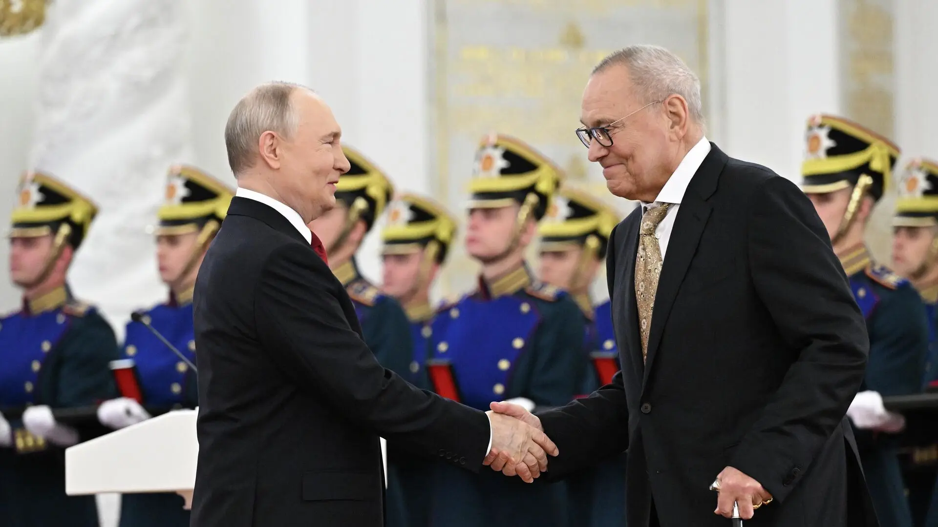 Режиссер Андрей Кончаловский получил Госпремию в Кремле! 🎬

Сегодня, 12 июня, Владимир Путин вручил