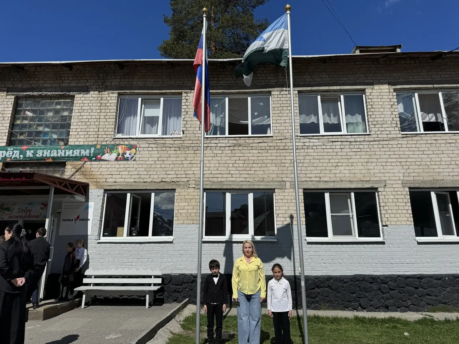 🇷🇺 Сегодня во всех школах и СПО нашей республики началась новая учебная неделя по тра...