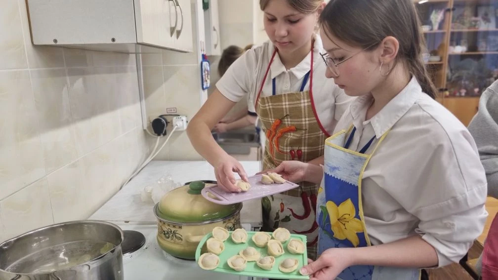 🥟  Пока мальчики осваивают столярное дело, в соседнем кабинете технологии творится самое настоящее к