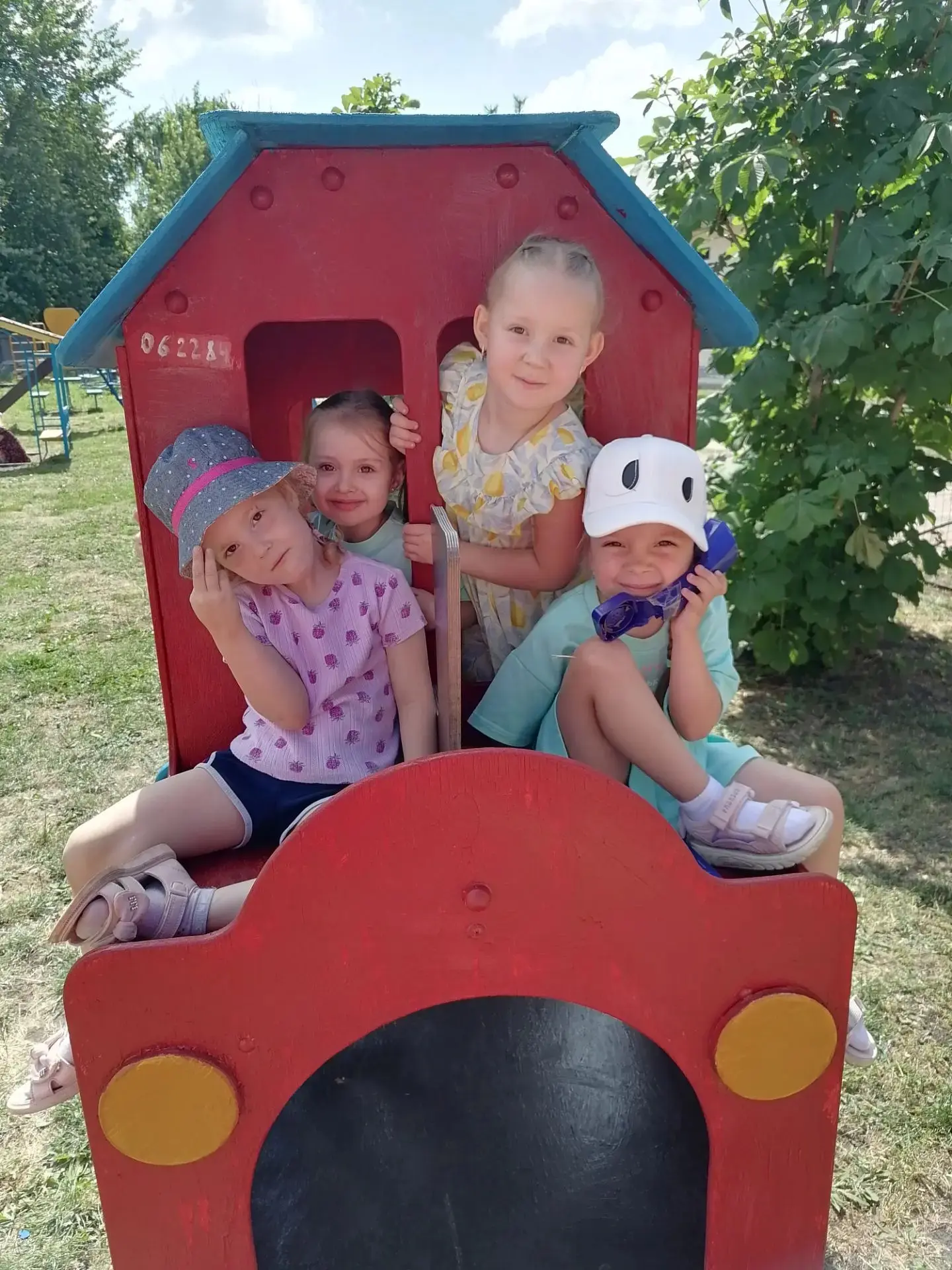 Чух-чух-чух – паровоз гудит,🚂
Группа «Непоседы» в путь спешит.🎉
Кругосветный наш маршрут Станция «