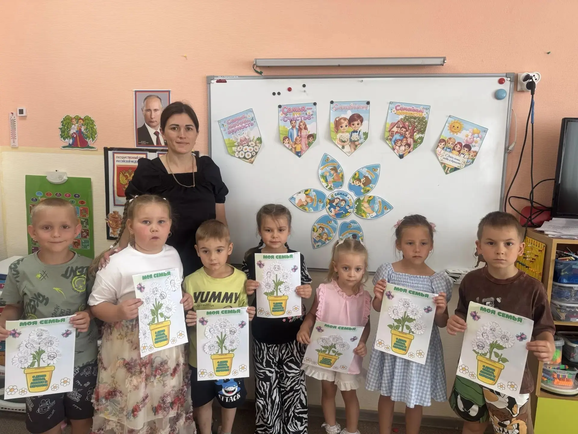 Ко Дню семьи, любви и верности, дети старшей группы выполнили аппликацию «Моя семья».♥️

Рассмотрели