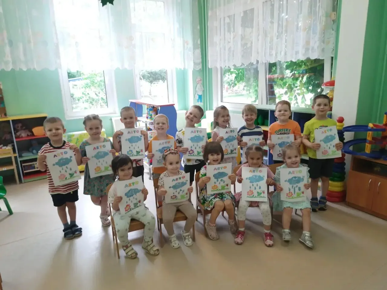 Рисуем лето ☀️
В группе «Капельки» сегодня царила настоящая летняя атмосфера: ребята увлечённо рисов
