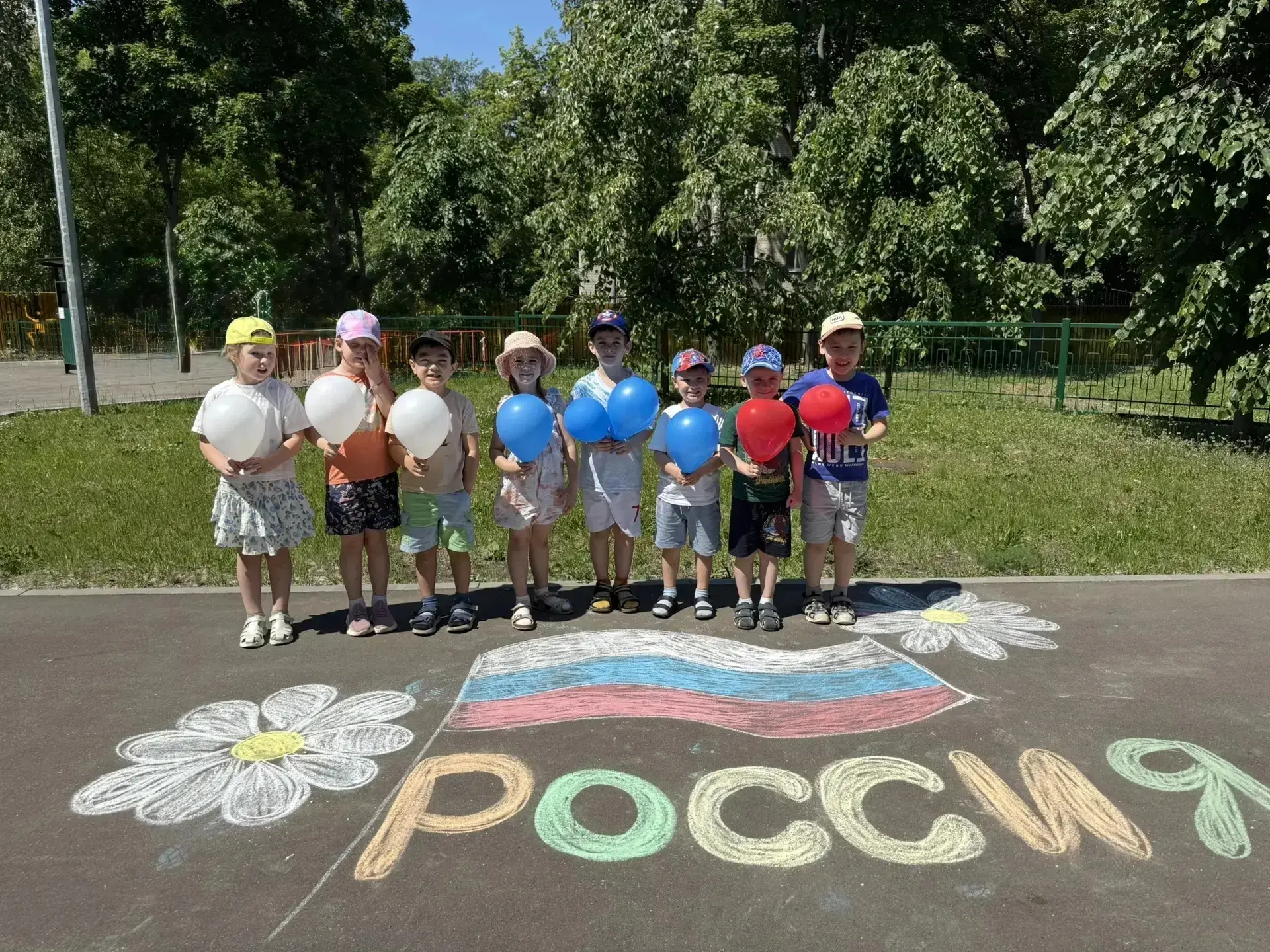 🇷🇺 С Днём России!

Наши маленькие патриоты из дошкольного отделения спешат поздравить всех с празд