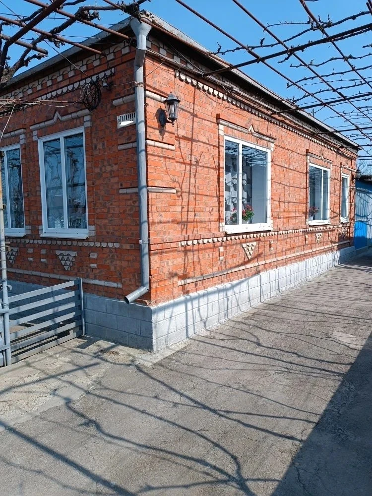 Продам дом в г. Новоазовск. 83кв.м. , 5 жилых комнат, кухня, ванная, веранда , все коммуникации в до