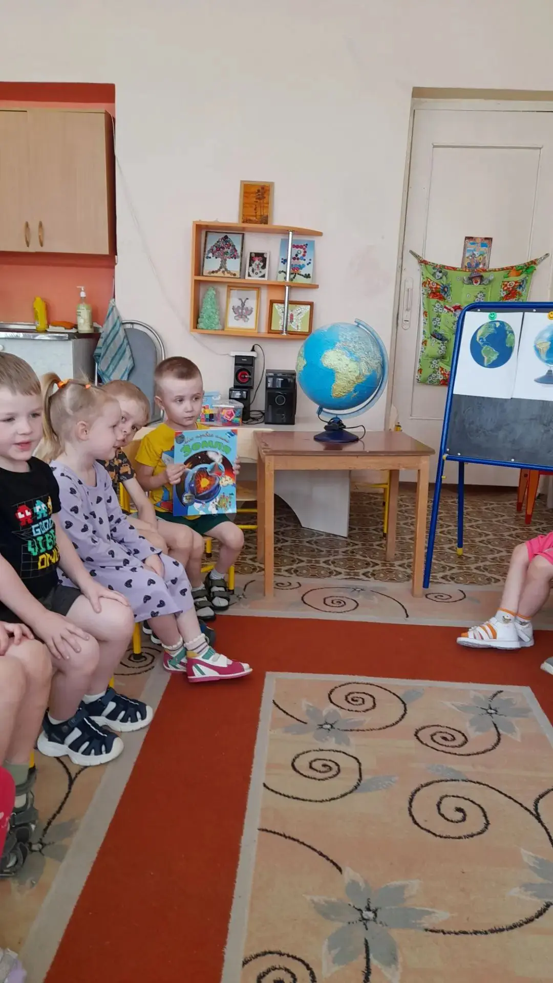 🌍✨ В группе 5 "Ромашки" прошло увлекательное занятие на тему: "Глобус и карта – помощники в путешес