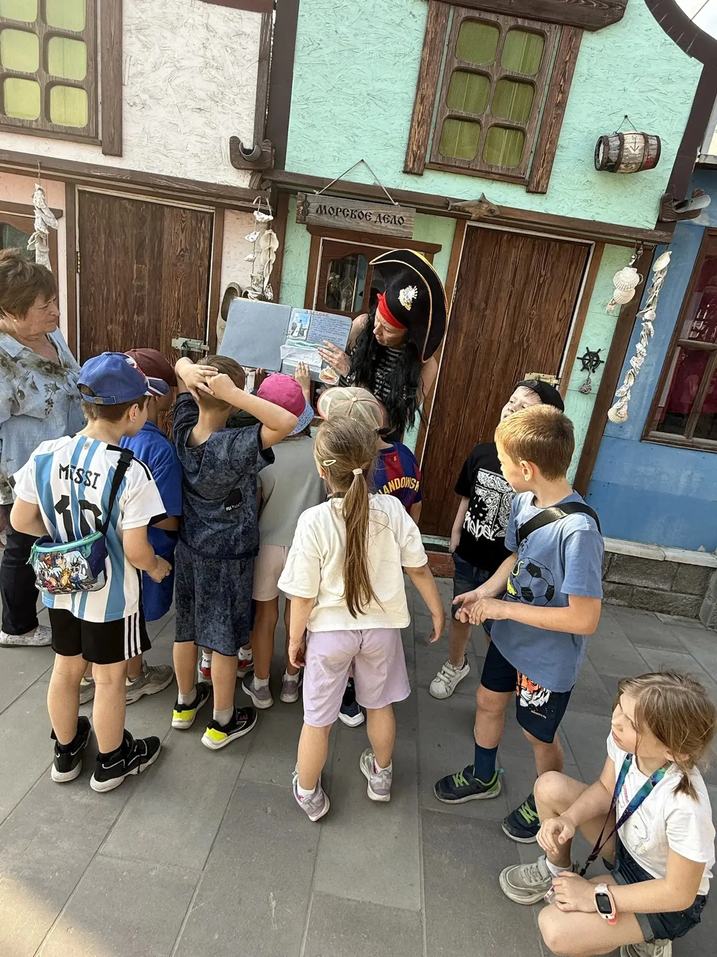 Поздравляем с окончанием учебного года! 🥳  Ученики 1 «Н» класса отметили этот день по-настоящему ярк