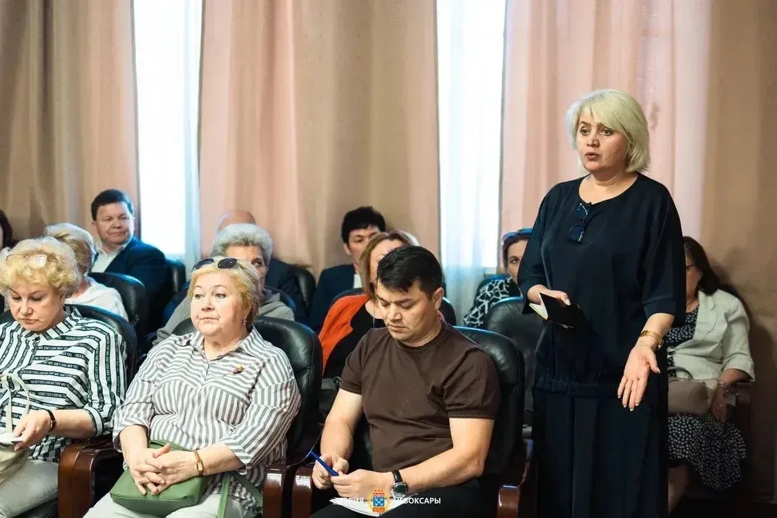 Глава Чебоксар Станислав Трофимов подвел итоги встречи с подрядчиками, которые ведут капремонт образ