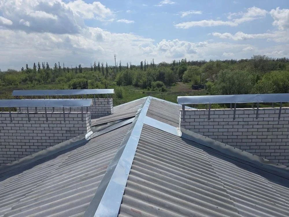 🏗 Калужские строители завершили кровельные работы на жилом доме в городе Золотое

Строительная бриг