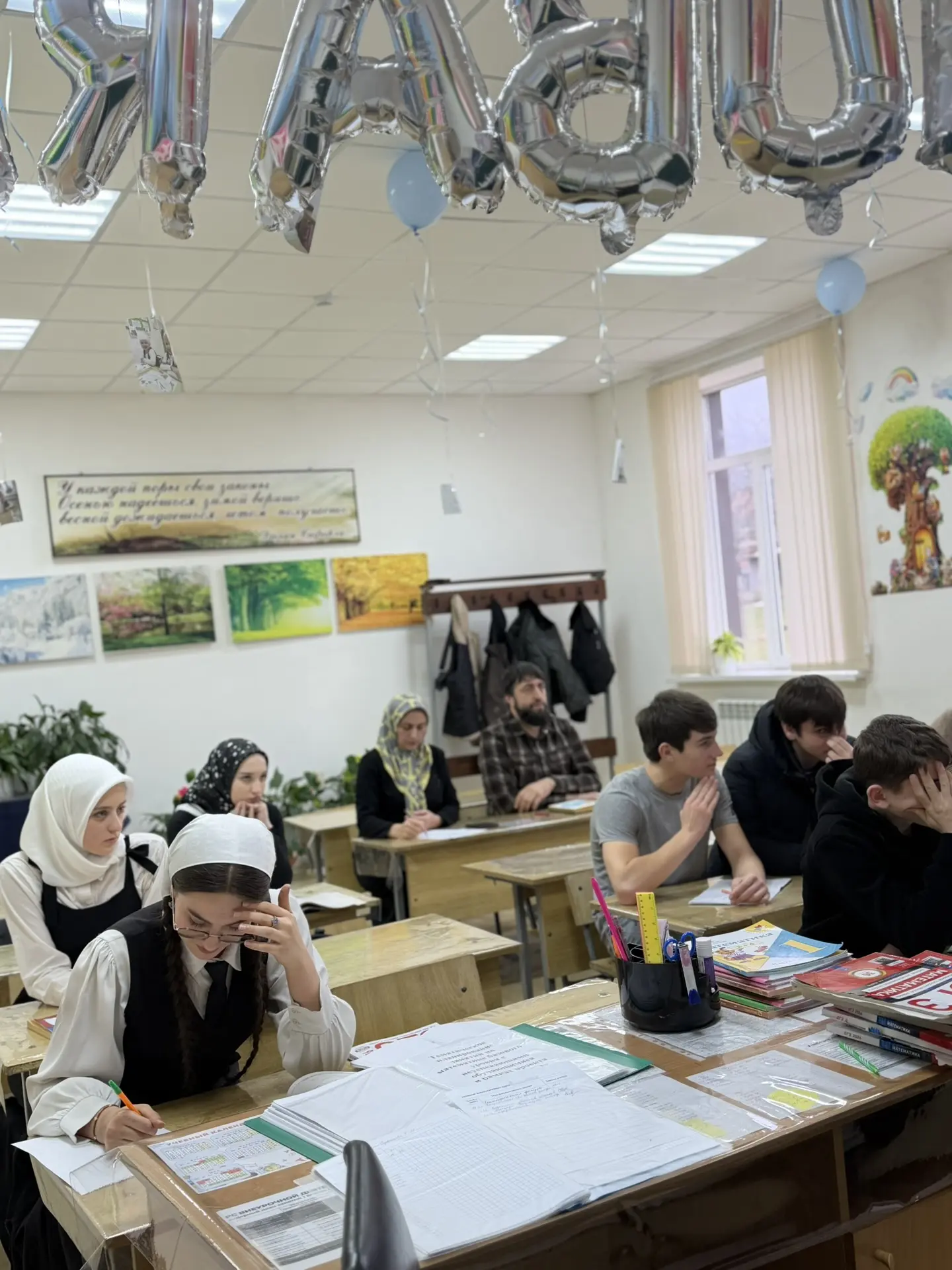 Директор Магомадов Р.Р. и заместитель директора по учебной работе Демельханова А.С. пос...