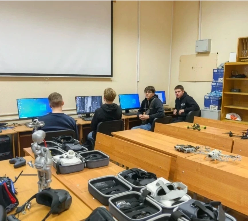🇷🇺 Гордость 10А класса!  Ученик 10А класса Алексей И. по совету и рекомендации учителя физики Виктор
