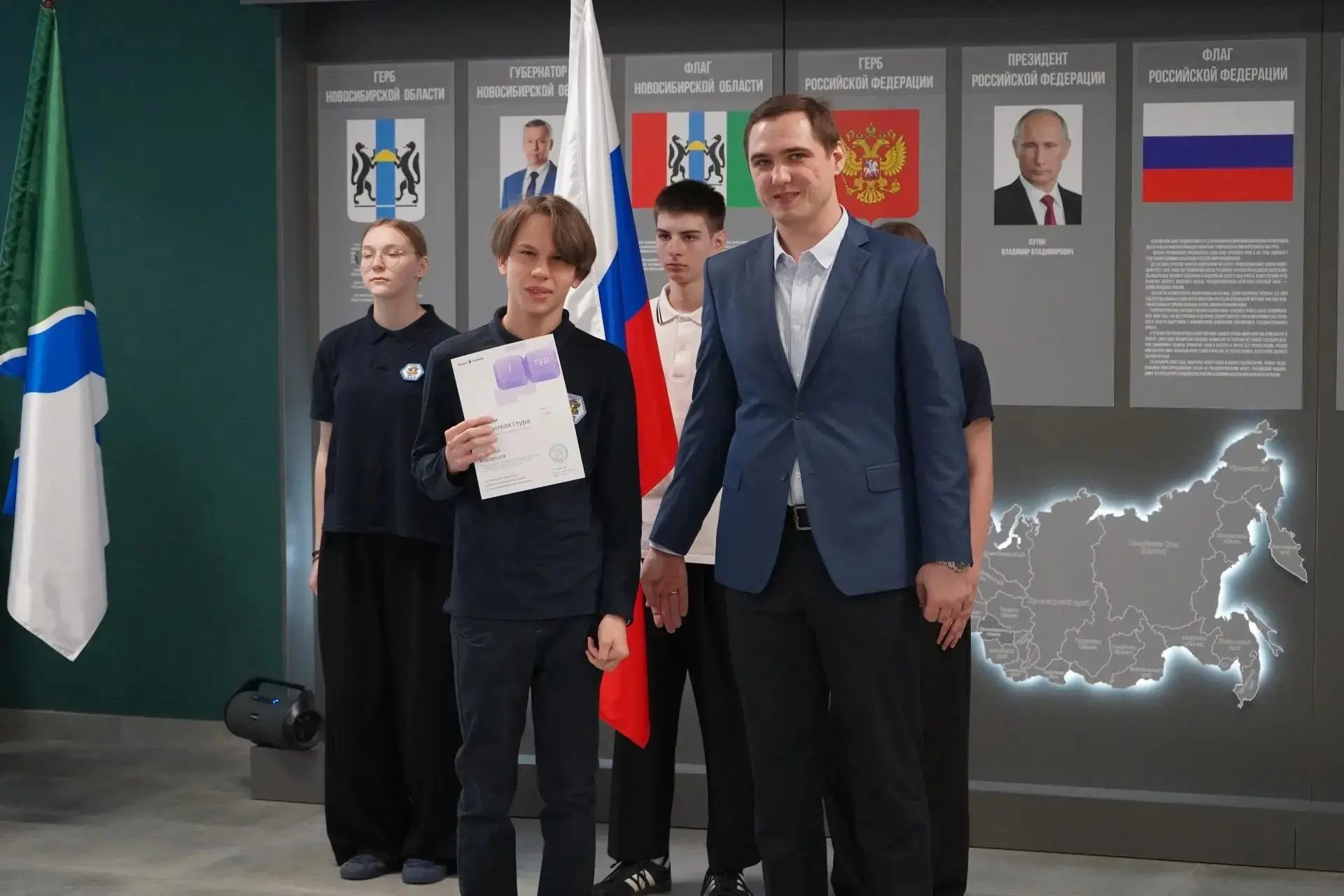 Начало каждой учебной недели в #МАОУСОШ222 традиционно ознаменовано церемонией выноса Государственно