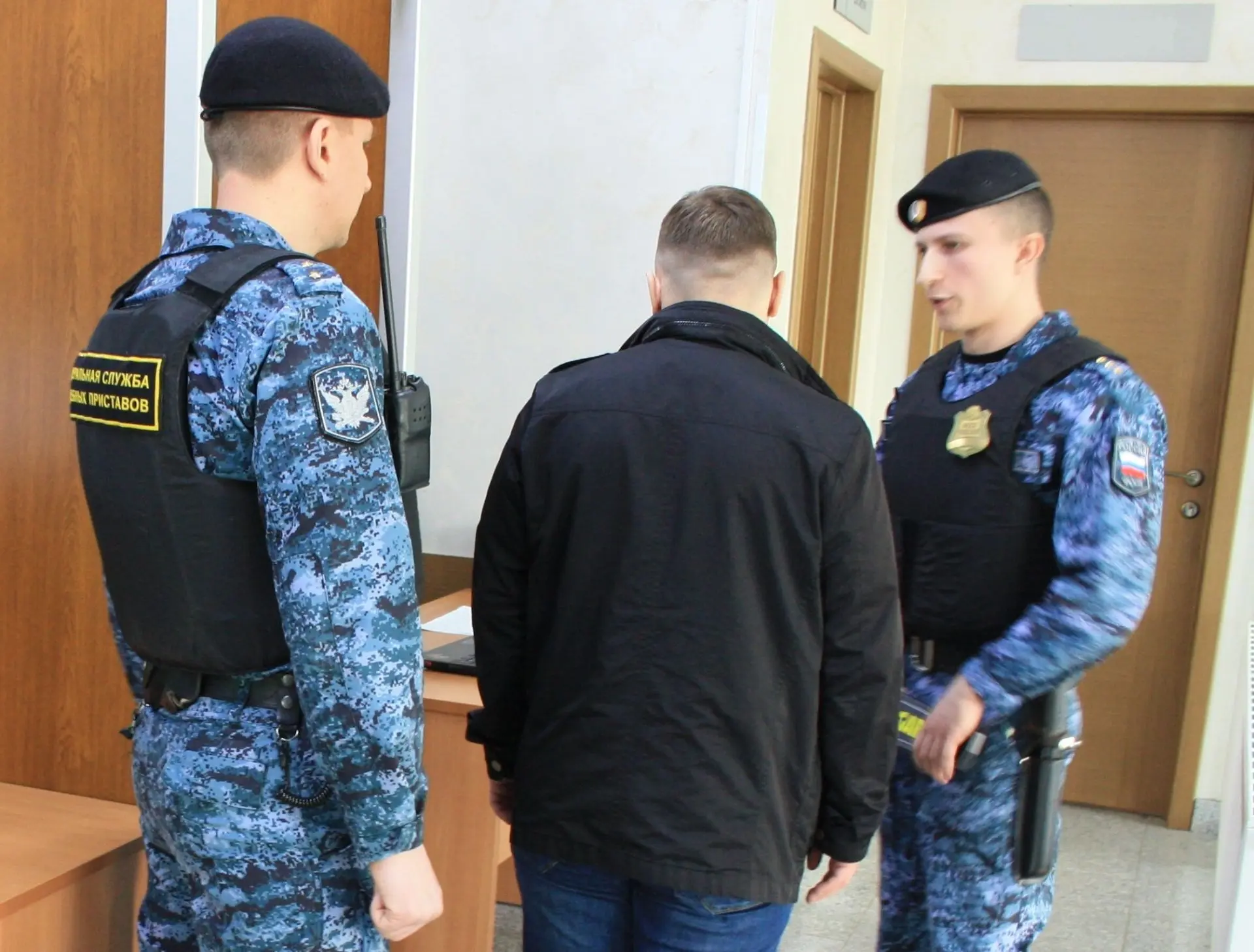 Судебные приставы задержали разыскиваемого должника: он сам пришёл в суд за документом