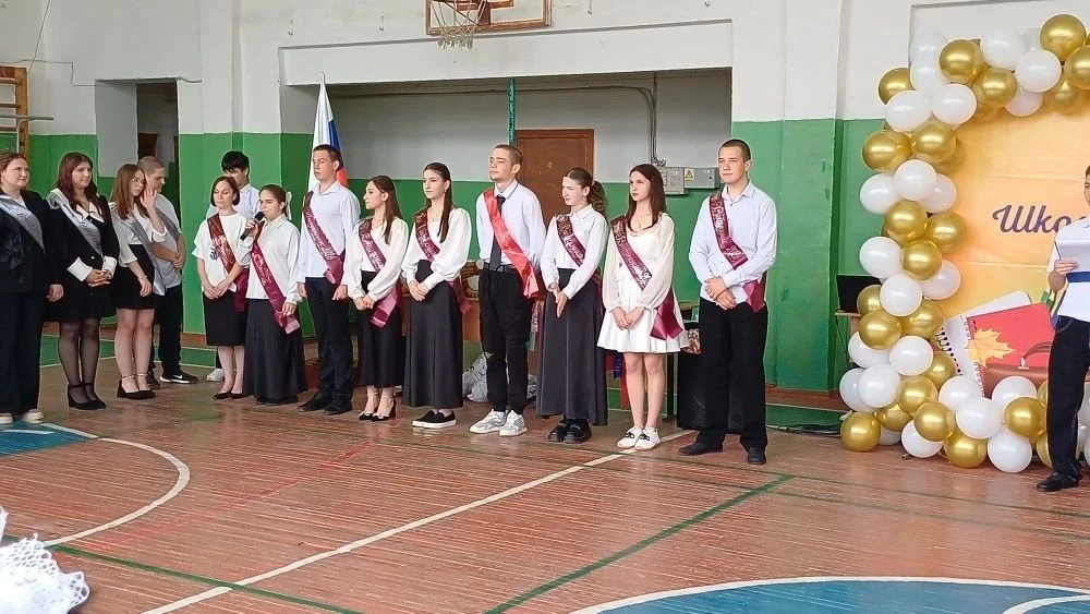 Сегодня  наша  школа провожала своих выпускников в большую жизнь! Атмосфера праздника и...