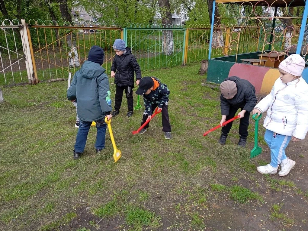 🌿Наши воспитанники старшей группы на прогулке не только весело играют, но и заботятся о чистоте! Ре