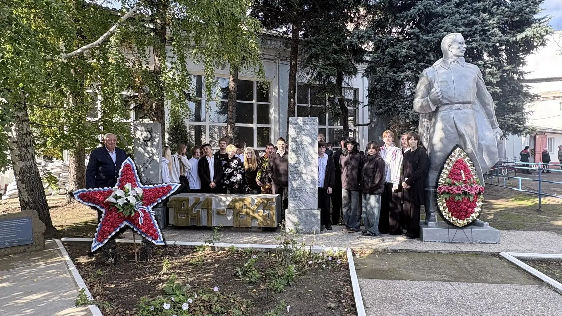 Экскурсия в локомотивное депо г. Кропоткин: 9 «А» и 9 «В» классы МБОУ СОШ № 16 им. В. К...