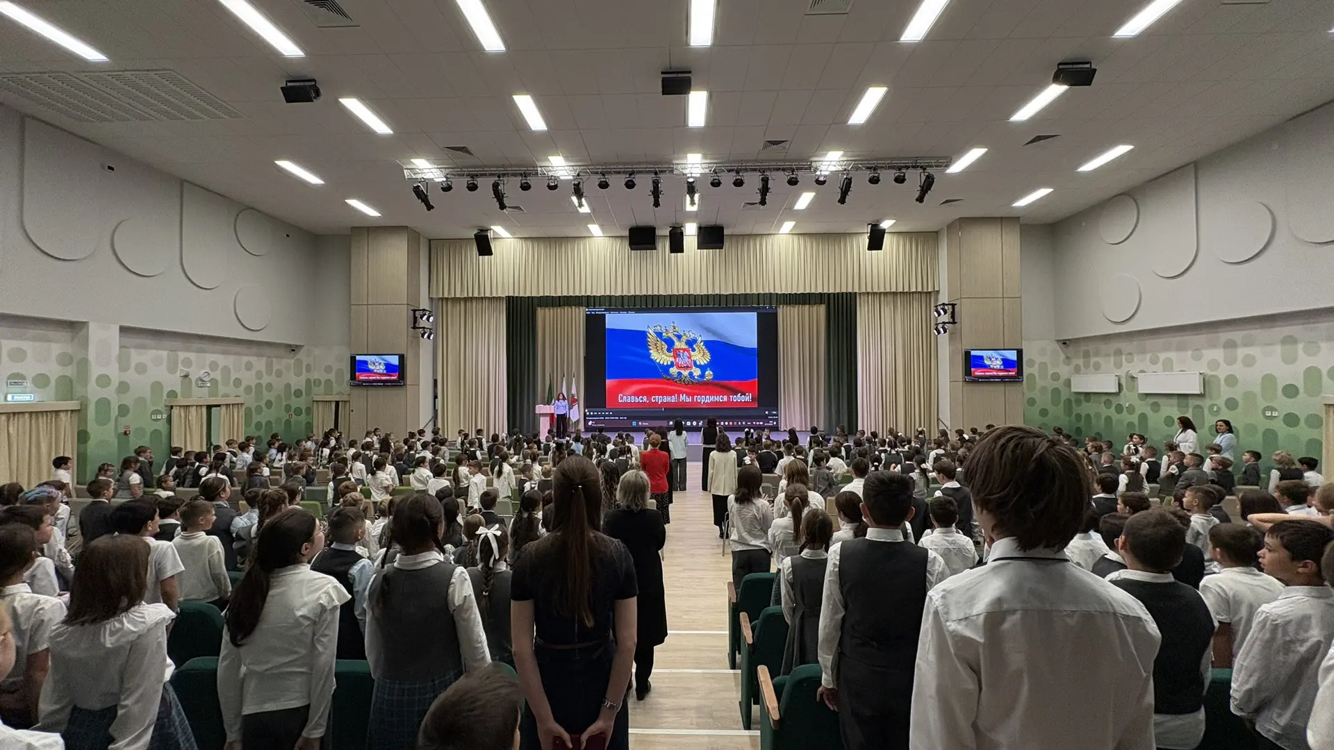 Тема дня в начальной школе: Сила слова 🗣️