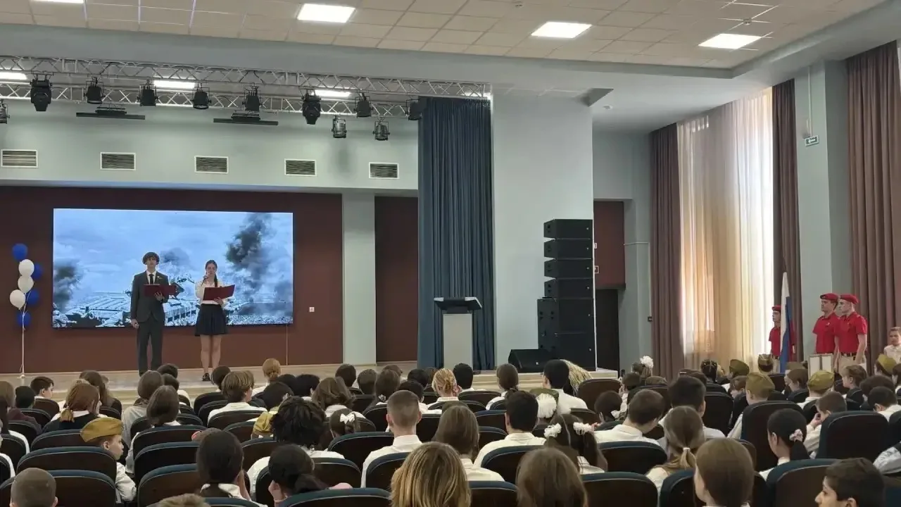 Сегодня, 7 мая 2026 года, в МАОУ «Школа 10» состоялся яркий и трогательный концерт, посвященный Дню 