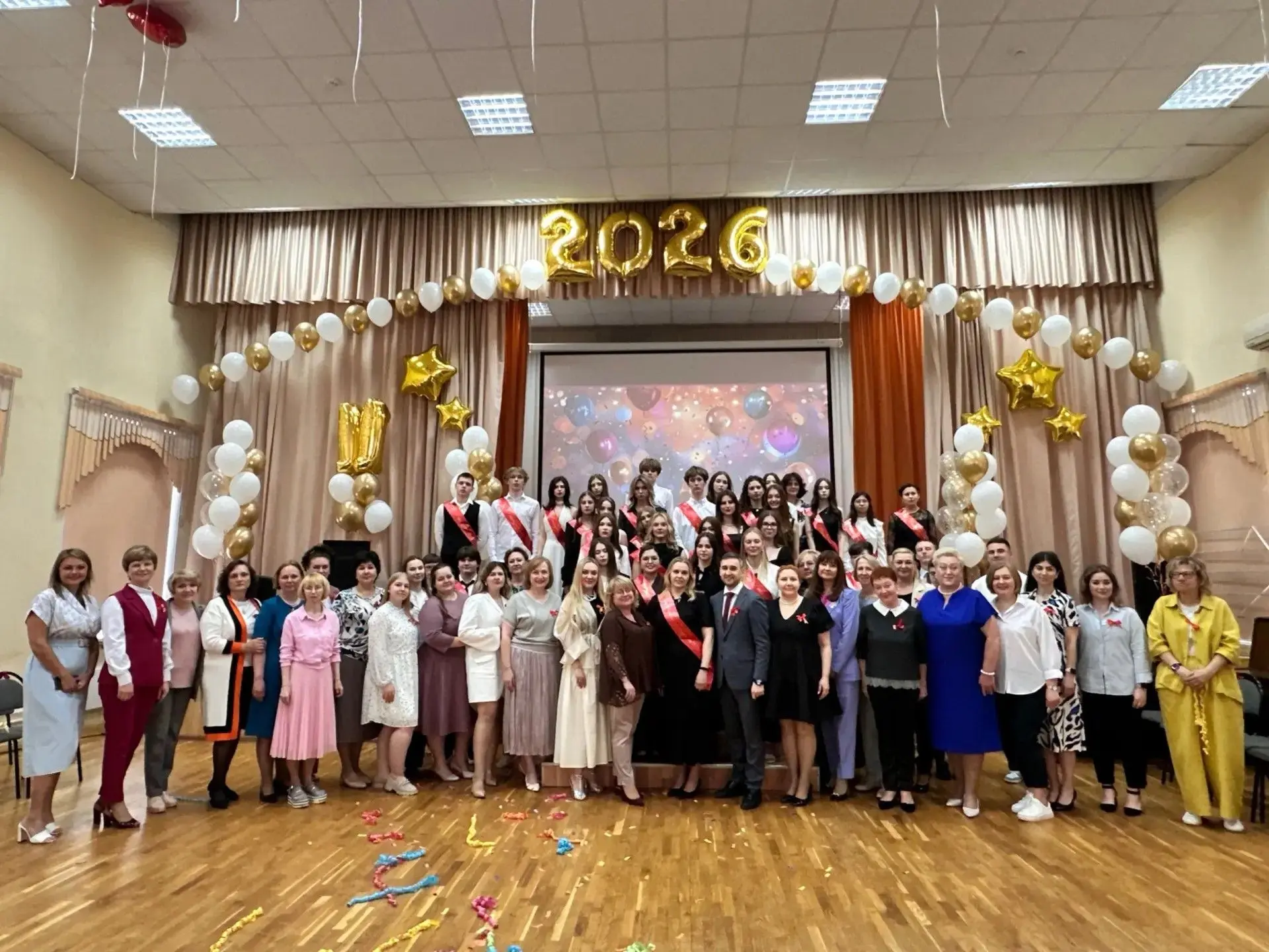 🌟 Последний звонок прозвенел для вас, дорогие выпускники! 🎓✨  Школа прощается с вами, но впереди цел