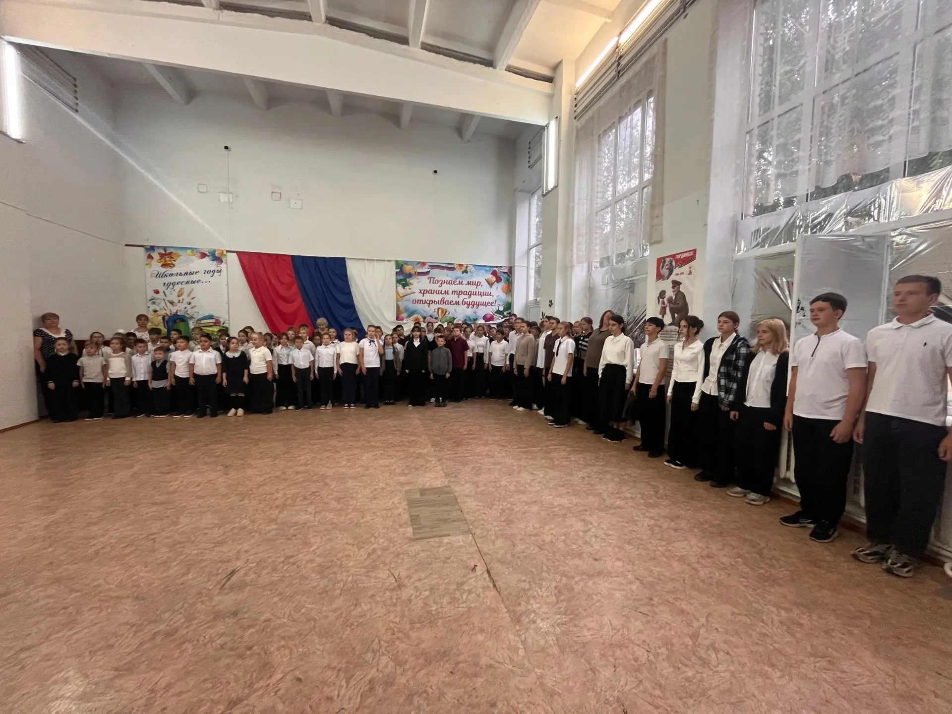 💥Традиционная линейка и «Разговоры о важном»: начинаем неделю достойно! 🎉