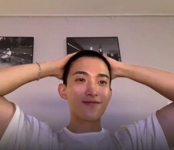 DK из SEVENTEEN дебютировал лысым в прямой трансляции.