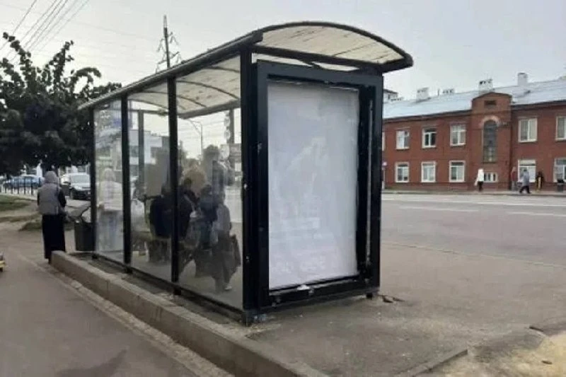 Подростка, разбившего стекло на остановке в Тамбове, установили по горячим следам.