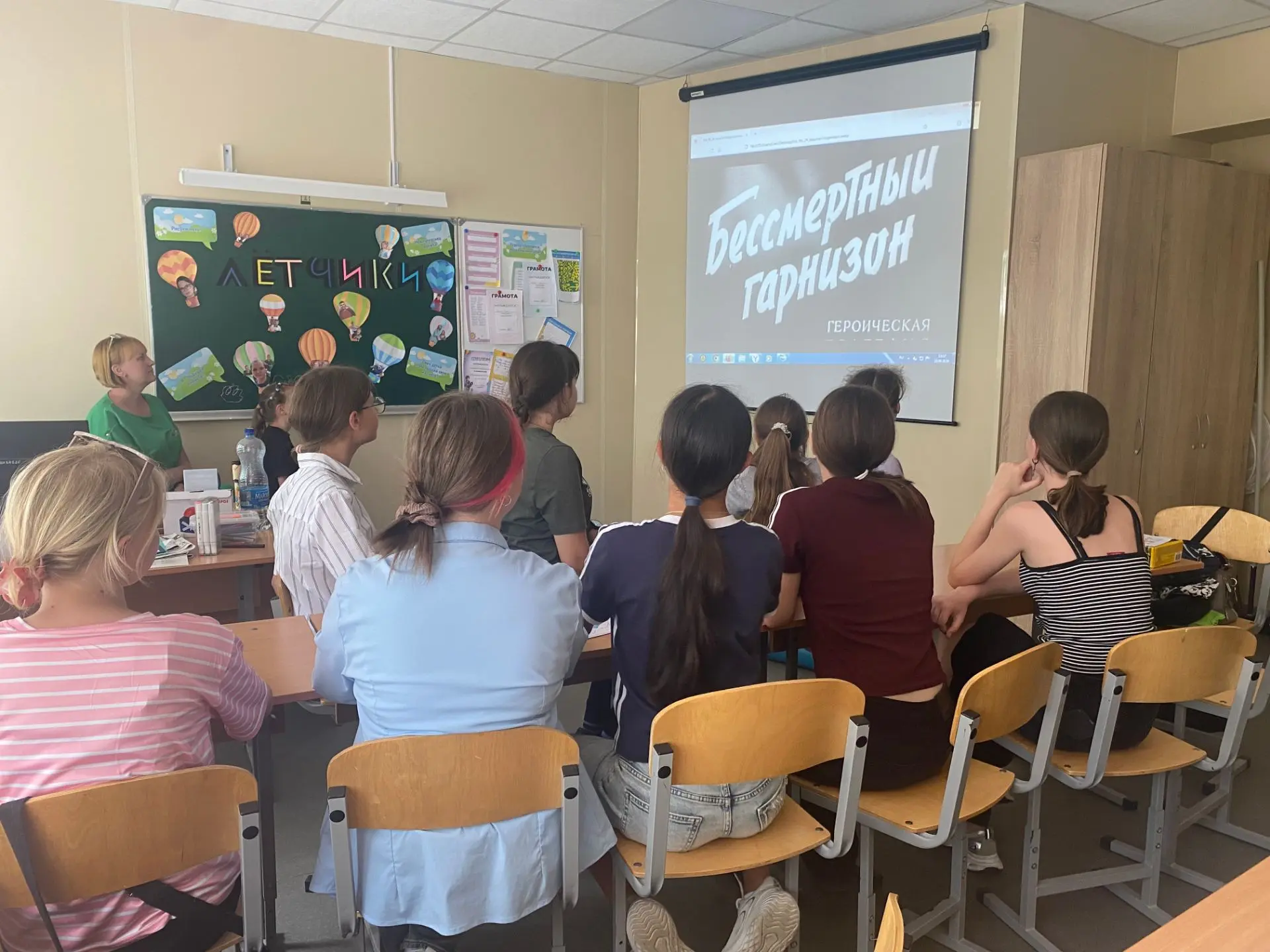 🎥 В лагере прошел Всероссийский урок и кинопоказ ко Дню памяти и скорби 🕊️🕯️
