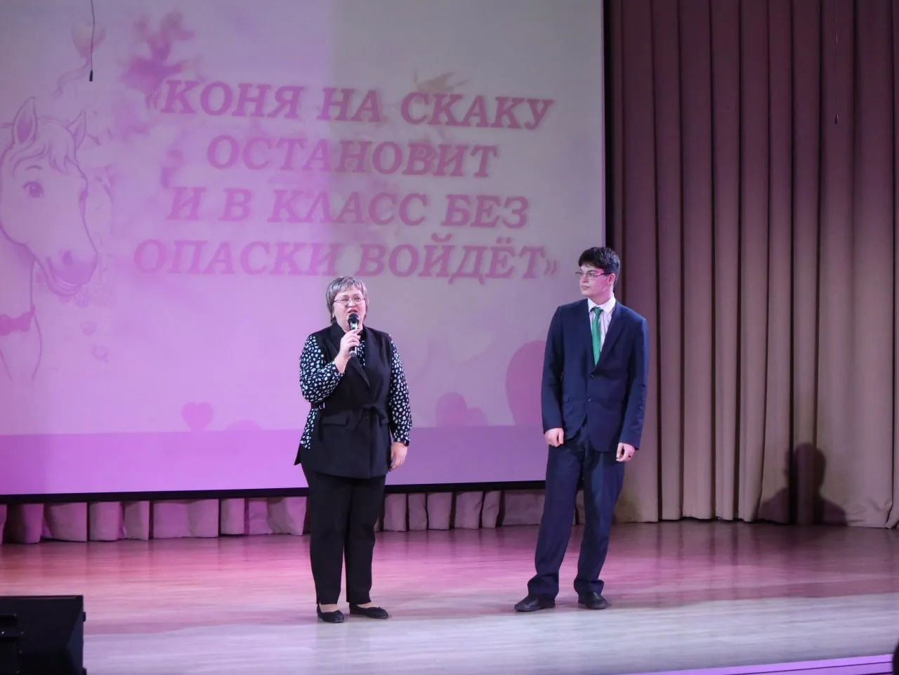 📢📢📢 Сегодня в нашей школе царила атмосфера наступающего праздника! Перед началом уроков женскую поло