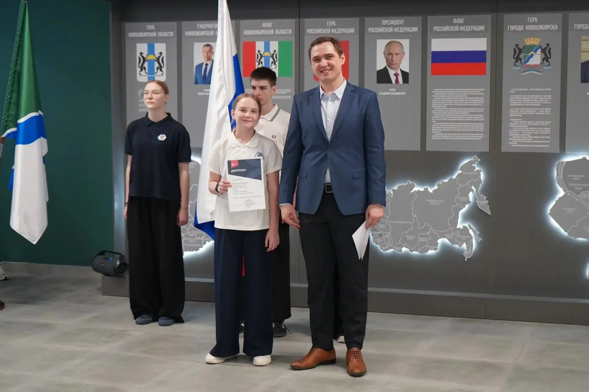 Начало каждой учебной недели в #МАОУСОШ222 традиционно ознаменовано церемонией выноса Государственно